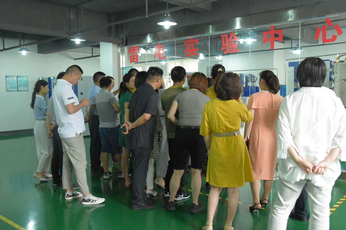 瑞士维多利亚大学MBA15-16班同学莅临球探官方网站防雷考察交流